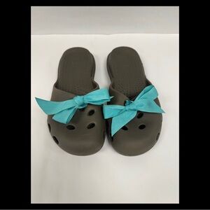 Crocs AUDREY HALLMARK Size 7 Brown Sandals Blue‎ Ribbon Bow Mules Loafers Shoes